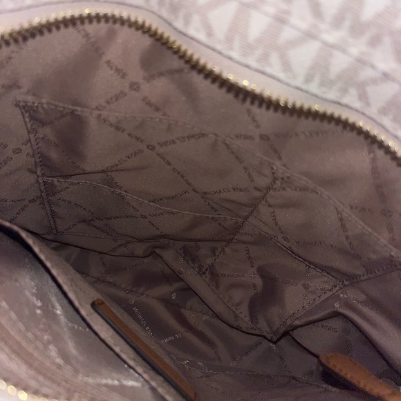 Michael Kors Messenger Crossbody - Vanilla - Picture 6 of 7